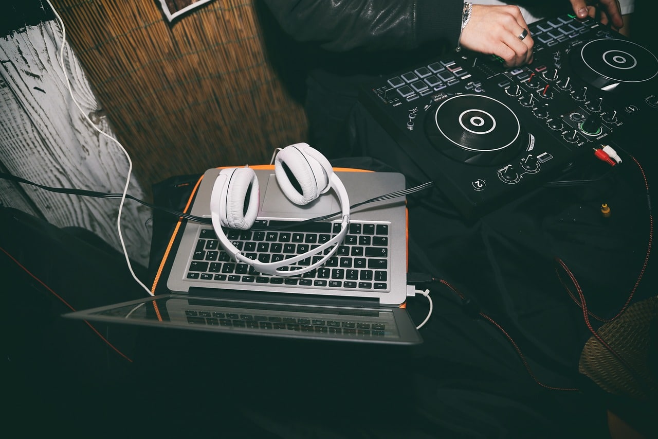 DJ Schools: The Art of DJing